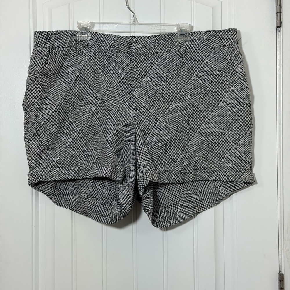 Torrid Houndstooth Black & White Cuffed Shorts Women's Plus Size 24 LIKE NEW!